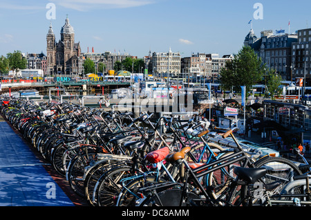 Des centaines de vélos garés à Amsterdam Banque D'Images