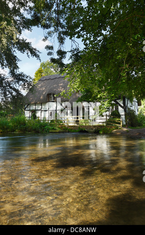 13ème siècle ancien moulin à foulon sur la rivière Itchen. New Alresford. Le Hampshire. L'Angleterre. UK. Banque D'Images