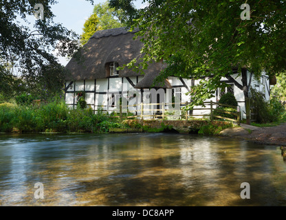 13ème siècle ancien moulin à foulon sur la rivière Itchen. New Alresford. Le Hampshire. L'Angleterre. UK. Banque D'Images