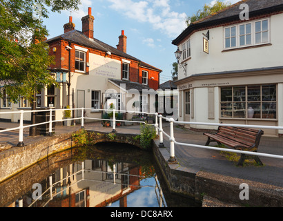 Affluent de la rivière qui coule à travers l'essai Stockbridge High Street. Le Hampshire. L'Angleterre. UK. Banque D'Images