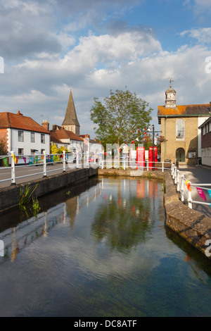 Affluent de la rivière qui coule à travers l'essai Stockbridge High Street. Le Hampshire. L'Angleterre. UK. Banque D'Images