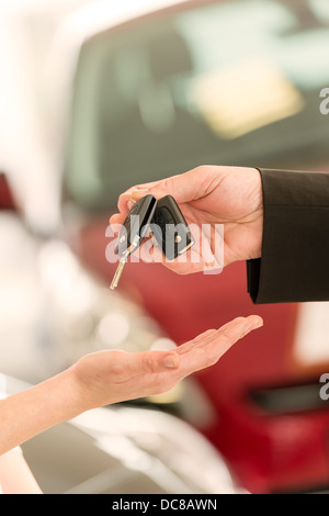 La main de femme libre de recevoir les clés de voiture de l'agent Banque D'Images