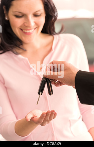 Portrait de femme heureuse de recevoir les clés de voiture de l'agent Banque D'Images