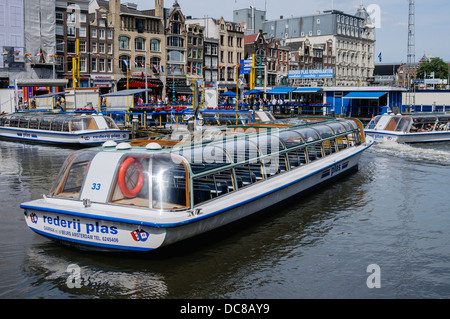 Des bateaux sur le canal d'Amsterdam, Damrak Banque D'Images
