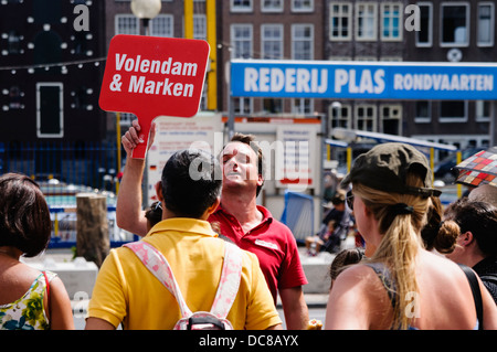 Un guide touristique est titulaire d'un signe de Volendam et Marken tour à Amsterdam Banque D'Images