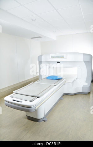 Machine IRM dans vide salle radio dans un hôpital Banque D'Images