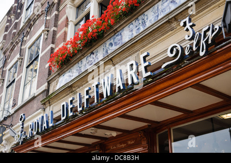 Signe au-dessus de l'entrée de la boutique Royal Delft de Delft, Pays-Bas Banque D'Images