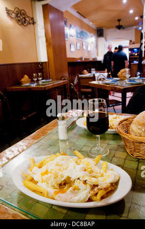 Roto Huevos servant à Los Huevos de Lucio taverne. Madrid, Espagne. Banque D'Images