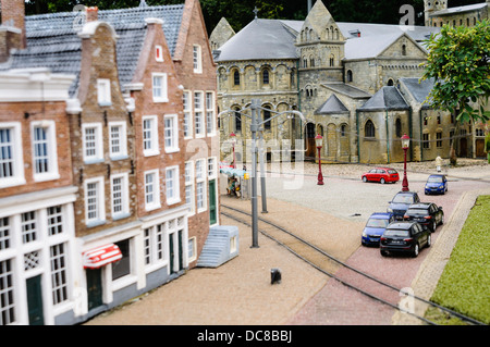 Rue d'Amsterdam, les maisons et l'église, à Madurodam Parc Miniture Interactive, Pays-Bas Banque D'Images