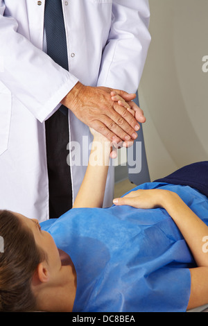Doctor holding main de femme patient avant l'IRM Banque D'Images