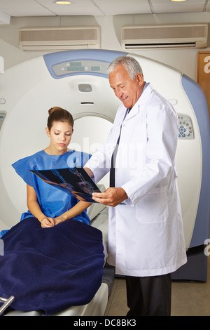 Doctor showing patient x-ray image après l'IRM dans un hôpital Banque D'Images