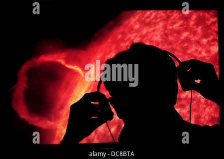 Scientifique de l'homme au casque de sun sons surveillance Banque D'Images