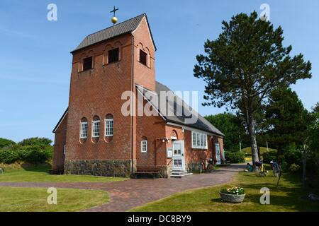 Vue extérieure de la chapelle frisonne sur l'île de Sylt en Wenningstedt, Allemagne, 27 juillet 2013. L'église offre également des services de soccer. Photo : Jens Kalaene Banque D'Images