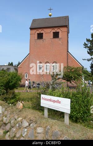 Vue extérieure de la chapelle frisonne sur l'île de Sylt en Wenningstedt, Allemagne, 27 juillet 2013. L'église offre également des services de soccer. Photo : Jens Kalaene Banque D'Images