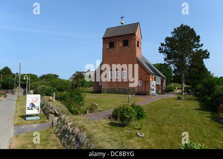 Vue extérieure de la chapelle frisonne sur l'île de Sylt en Wenningstedt, Allemagne, 27 juillet 2013. L'église offre également des services de soccer. Photo : Jens Kalaene Banque D'Images