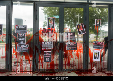 Paris, France. Les militants français du sida, ACT Up Paris, démonstration contre le laboratoire pharmaceutique amérindien, Gilead, pour ne pas avoir approuvé leur médicament HVC pour les malades, Sofosbufir grandes manifestations pharmaceutiques, affiche d'acte d'activisme artistique, art de rue d'activisme français, sofosbuvir Banque D'Images