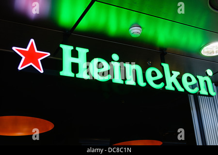 Un témoin lumineux pour la bière Heineken Banque D'Images