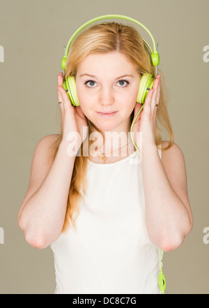 Portrait de jeune femme blonde adolescente à écouter de la musique Banque D'Images