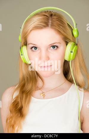 Portrait de jeune femme blonde adolescente à écouter de la musique Banque D'Images