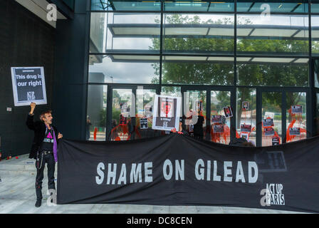 Paris, France. Les militants français du SIDA, ACT Up Paris, manifestation contre le laboratoire pharmaceutique amérindien, Gilead, pour ne pas avoir approuvé leur médicament HVC pour les malades grandes manifestations pharmaceutiques, bannières protestataires, sofosbuvir Banque D'Images