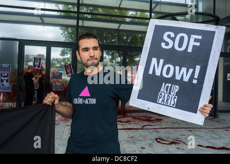 Paris, France. Les militants français du sida, ACT Up Paris, manifestation contre American Pharmaceutical Lab, Gilead SC-ience, pour ne pas avoir approuvé l'affiche de protestation française HVC (Hepatitis C) médicaments pour les patients malades, sofosbuvir (Kamel) grandes manifestations pharmaceutiques Banque D'Images