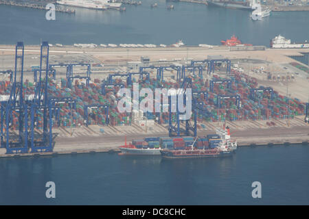 Gibraltar. 12 août 2013. Une vue aérienne d'un port à conteneurs d'Algeciras en face de Gibraltar. Les tensions entre les gouvernements espagnol et britannique ont été soulevées après le ministre des affaires étrangères de l'Espagne a annoncé qu'il allait envisager d'imposer une taxe de traverser la frontière avec Gibraltar comme une retaliotory se déplacent sur la construction d'un récif artificiel dans les eaux britanniques qui a un impact négatif sur les navires de pêche espagnols sur la région Crédit : amer ghazzal/Alamy Live News Banque D'Images