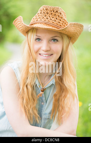 Une jeune femme blonde attrayant avec cowboy hat Banque D'Images