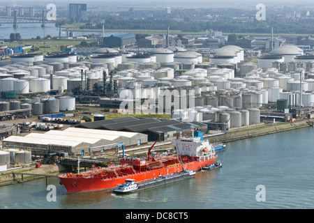 Pétrolier amarré à un terminal de stockage d'hydrocarbures Banque D'Images