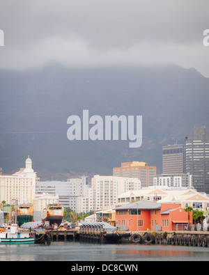 Dock de réparation et d'entretien à Cape Town port avec la montagne de la table sur l'arrière-plan à jour nuageux, Soth Africa Banque D'Images