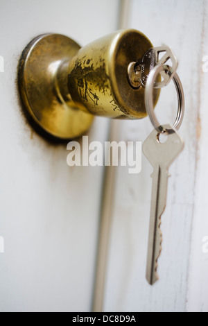 Un jeu de clés dans une serrure de porte. Banque D'Images