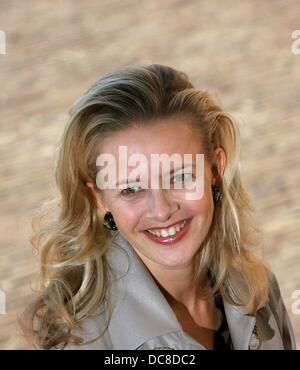 (Afp) - Mabel Wisse Smit, l'épouse enceinte du prince Johan Friso des Pays-Bas, arrive au baptême de Petit Prince à Claus-Casimir château Het Loo à Apeldoorn, Pays-Bas, 10 octobre 2004. Banque D'Images