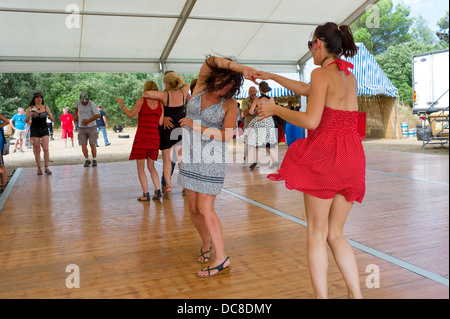 Les couples danser à un moteur et son cycle show en Provence France Banque D'Images