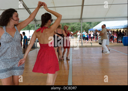 Les couples danser à un moteur et son cycle show en Provence France Banque D'Images