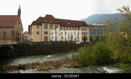 Bâtiments historiques le long de la rivière Passer, Merano, le Tyrol du Sud Banque D'Images