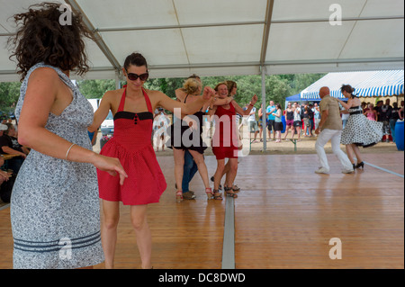 Les couples danser à un moteur et son cycle show en Provence France Banque D'Images