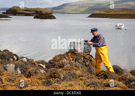 Pêche à la crevette ou au homard, pêche en mer, pêche à la crèle, eau, filet,port, crabes piégés, prises, crèches à Dunvegan, île de Skye,Écosse.ROYAUME-UNI Banque D'Images