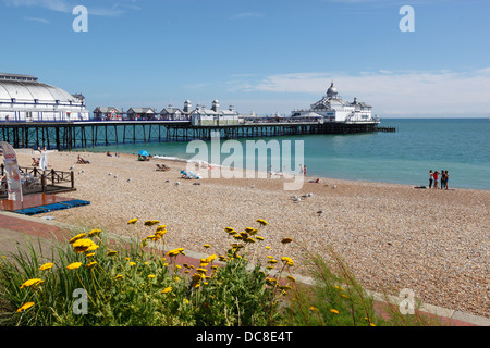 La plage et la jetée d'Eastbourne, East Sussex, England, UK Banque D'Images