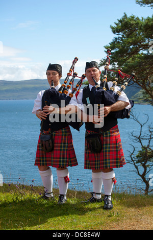 Deux cornemuseurs de la soldats Goulburn Pipes & Drums Club 2013 à l'île de Skye Highland Games a tenu à Portree, Ecosse, Royaume-Uni Banque D'Images