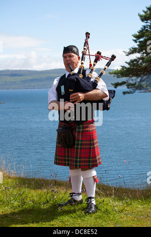 Vêtu du tartan piper Club Soldats Goulburn Pipes & Drums en 2013 Ile de Skye Highland Games a tenu à Portree, Ecosse, Royaume-Uni Banque D'Images