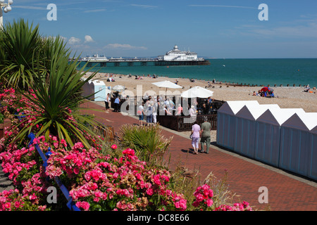La plage et la jetée d'Eastbourne, East Sussex, England, UK Banque D'Images