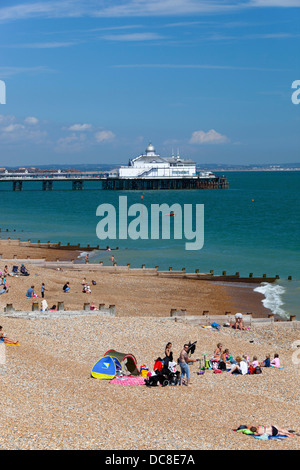 La plage et la jetée d'Eastbourne, East Sussex, England, UK Banque D'Images