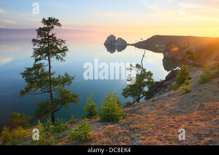 'La montagne' hamanka, Cap Burkhan, l'un des neuf la plupart des lieux sacrés en Asie sur l'île d'Olkhon sur le lac Baïkal en Sibérie, Russie Banque D'Images