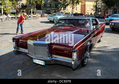 Senigallia, Italie. 10 août, 2013. Jamboree d'été 6e jour [International Festival 60's revival Rock & Roll] VIEUX USA parade Voiture à Senigallia, Italie le Aug 10, 2013. Credit : Valerio Agolino/Alamy Live News Banque D'Images