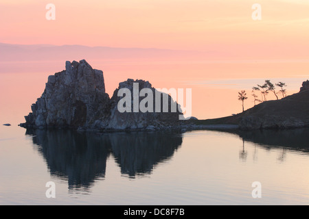 'La montagne' hamanka, Cap Burkhan, l'un des neuf la plupart des lieux sacrés en Asie sur l'île d'Olkhon sur le lac Baïkal en Sibérie, Russie Banque D'Images
