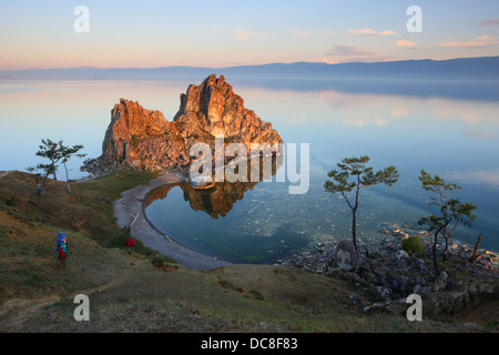 'La montagne' hamanka, Cap Burkhan, l'un des neuf la plupart des lieux sacrés en Asie sur l'île d'Olkhon sur le lac Baïkal en Sibérie, Russie Banque D'Images