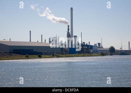 L'industrie lourde cheminées Port de Rotterdam, Pays-Bas Banque D'Images