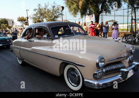 Senigallia, Italie. 10 août, 2013. Jamboree d'été 6e jour [International Festival 60's revival Rock & Roll] VIEUX USA parade Voiture à Senigallia, Italie le Aug 10, 2013. Credit : Valerio Agolino/Alamy Live News Banque D'Images