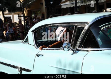 Senigallia, Italie. 10 août, 2013. Jamboree d'été 6e jour [International Festival 60's revival Rock & Roll] VIEUX USA parade Voiture à Senigallia, Italie le Aug 10, 2013. Credit : Valerio Agolino/Alamy Live News Banque D'Images