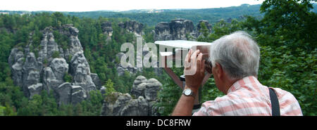 Un point de vue touristique formations rock à travers un télescope près de Rathen, Allemagne, 12 août 2013. Le pont a été construit en 1851. Photo : Spata Ole Banque D'Images