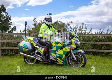 NHS Stephen Cooper First Responder, Healthcare Yamaha Medical bike, transport ambulancier West Midlands Ambulance Service NHS à Tutbury, Derbyshire, Royaume-Uni Banque D'Images